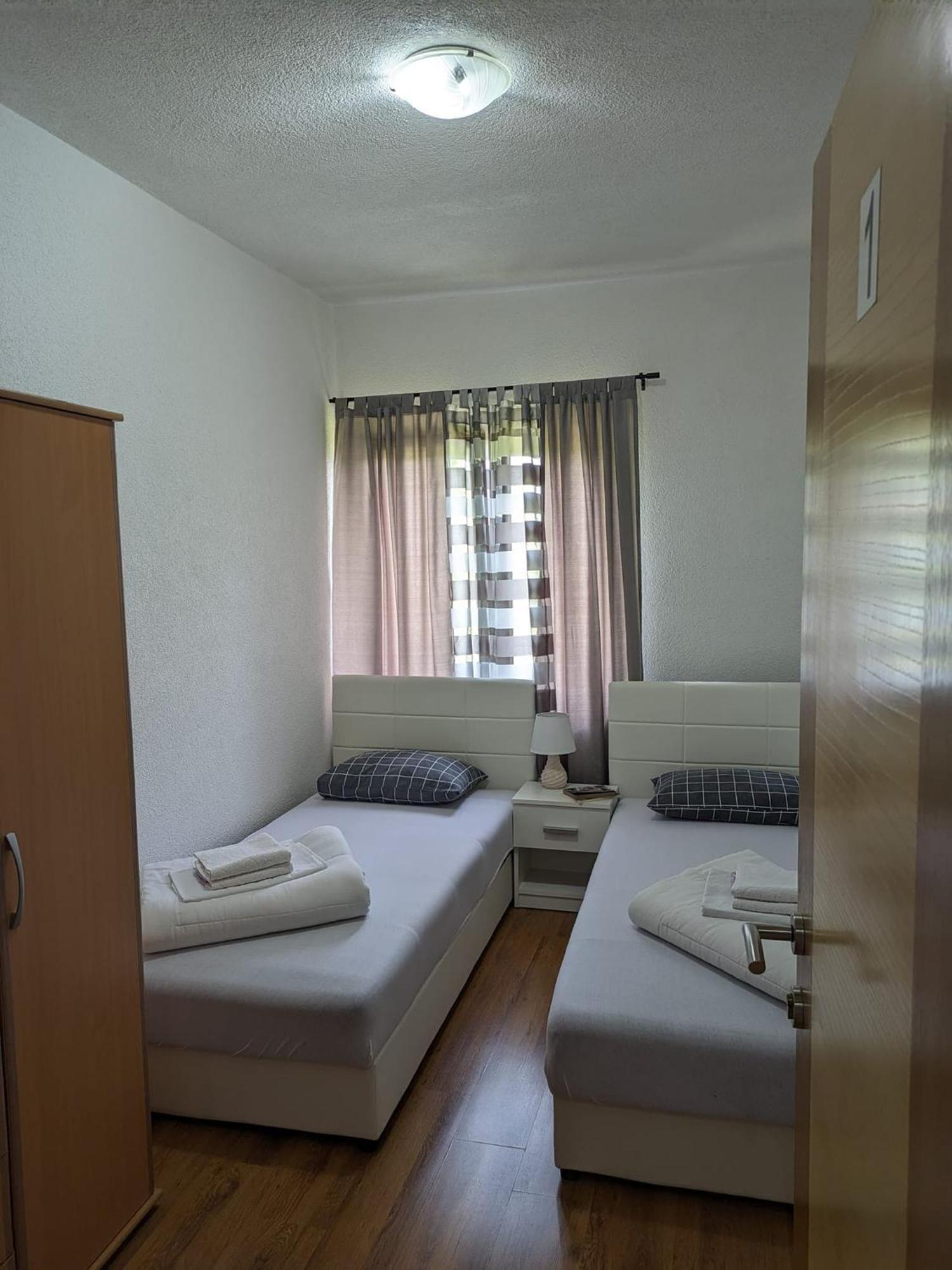 Vacation Home Keskic Velika Gata ภายนอก รูปภาพ